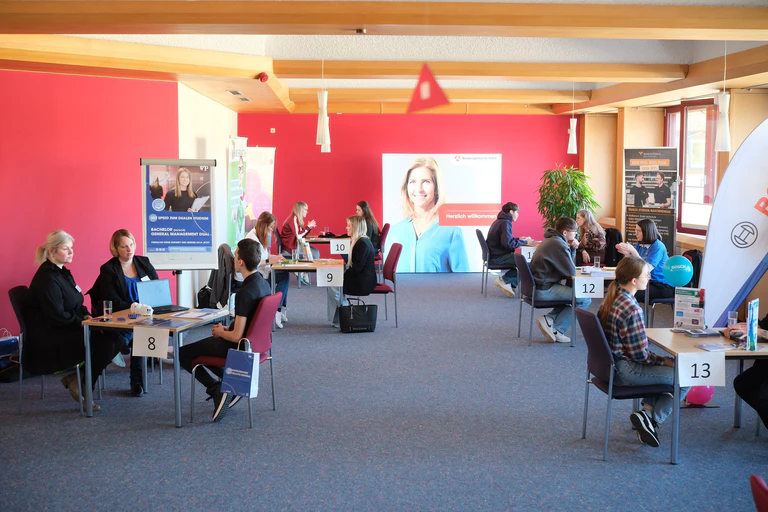  — © ©Agentur für Arbeit/Lukas Schliepkorte)