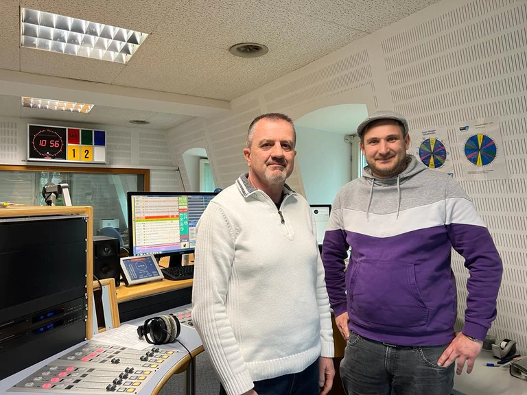  — © Foto: Kriminalhauptkommissar Thomas Ackermann und Radio 8-Moderator Dennis Keller