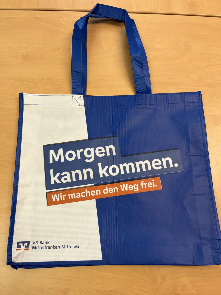 — © Entwendete Umhängetasche/©Polizeipräsidium Mittelfranken