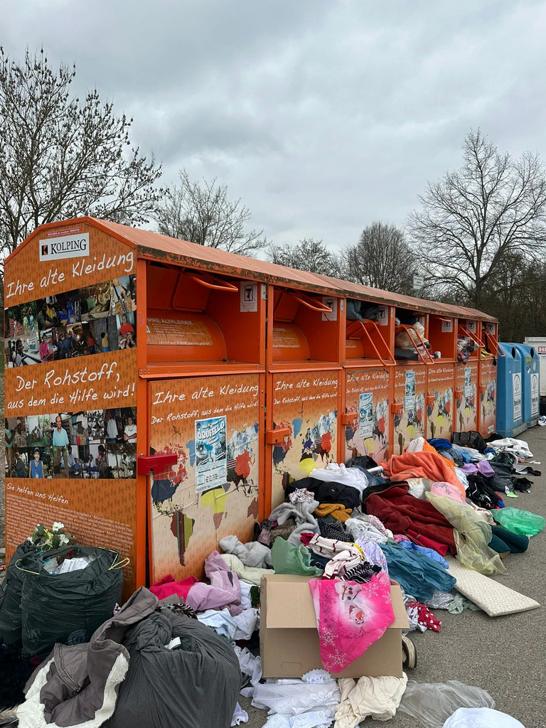  — © Foto: Altkleidercontainer in Feuchtwangen   © K.Seeger