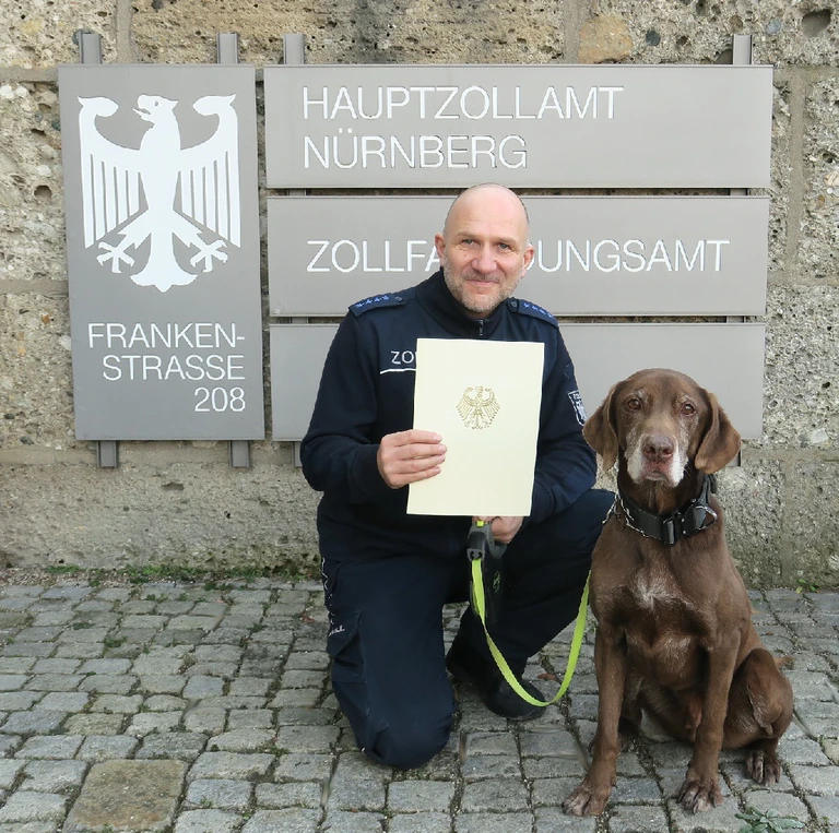 — © Zollhundeführer Kai W. mit Butch © Zoll