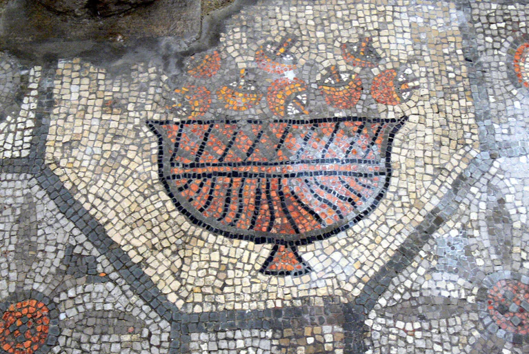— © Fußbodenmosaik aus der Basilika von Aquileia mit Darstellung von Pilzen in einer Schale (1. H. 4. Jh. n. Chr.) / ©W. Sauber