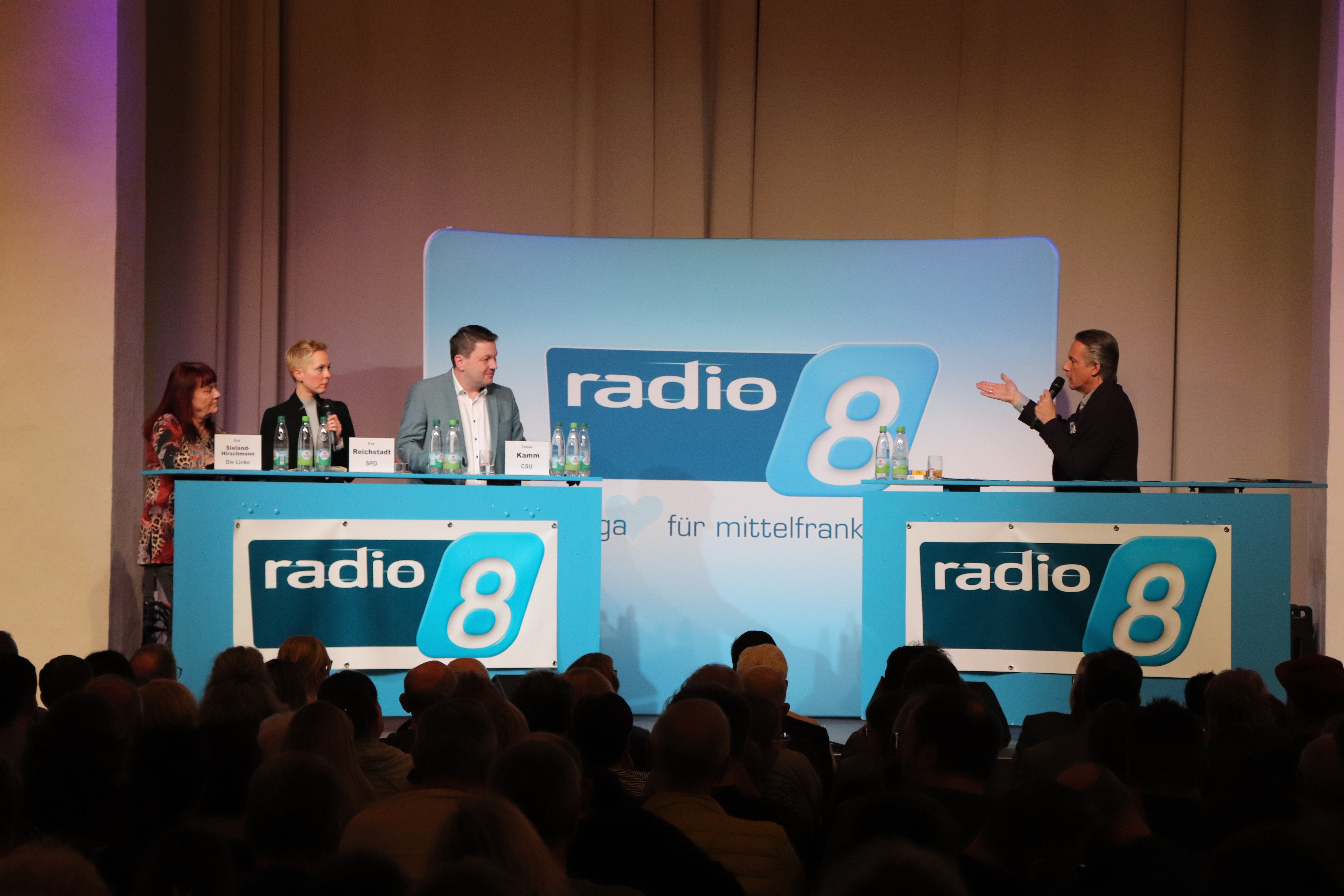 © Radio 8